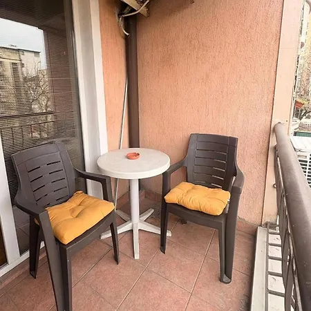 Blue Apartment-private Parking